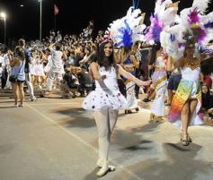 Foto de la galería: Un clásico, la Estudiantina posadeña, brilló como siempre en la costanera