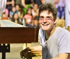 Foto de la galería: Un clásico, la Estudiantina posadeña, brilló como siempre en la costanera
