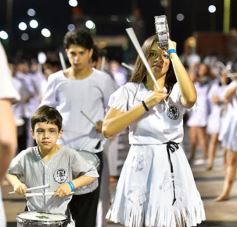 Foto de la galería: Un clásico, la Estudiantina posadeña, brilló como siempre en la costanera