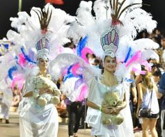 Foto de la galería: Un clásico, la Estudiantina posadeña, brilló como siempre en la costanera