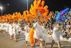 Foto de la galería: Un clásico, la Estudiantina posadeña, brilló como siempre en la costanera