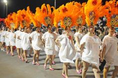 Foto de la galería: Un clásico, la Estudiantina posadeña, brilló como siempre en la costanera