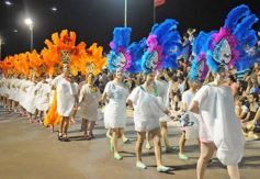 Foto de la galería: Un clásico, la Estudiantina posadeña, brilló como siempre en la costanera