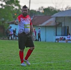 Foto de la galería: Glorias de Misiones y de Chacarita jugaron un amistoso inolvidable en el Club de Educación