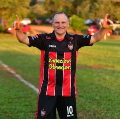 Foto de la galería: Glorias de Misiones y de Chacarita jugaron un amistoso inolvidable en el Club de Educación