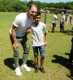 Foto de la galería: Ejemplo de humildad y calidad humana: Pitana visitó el penal de Loreto para un evento deportivo