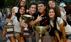Sixto Fotografías. Sociedad. Estudiantina - Los ganadores de la Estudiantina, a puro festejo