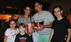 Sixto Fotografías. Sociedad. Centro del Conocimiento - Masiva presencia de chicos en el estreno de "Coco" en el Imax