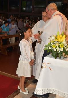 Foto de la galería: Primera Comunión en la parroquia Santos Mártires
