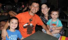 Sixto Fotografías. Sociedad. Varios - Sr. Bandeja: buena atención y excelente show de música brasileña