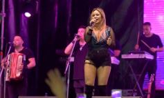 Sixto Fotografías. Sociedad. Anfiteatro Manuel A. Ramírez - Karina, la Princesita, brilló en Posadas