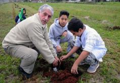 Sixto Fotografías. Sociedad. EMSA - Aniversario de Emsa: jubilados de la empresa y estudiantes plantaron árboles en el Jardín Botánico