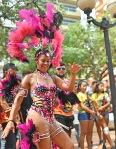 Foto de la galería: Calentando motores: lanzaron los Carnavales Misioneros en la plaza 9 de Julio