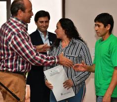 Foto de la galería: La EBY entregó títulos de propiedad en San Isidro