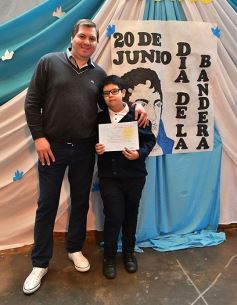 Foto de la galería: Emotiva ceremonia de promesa de lealtad a la Bandera en el Colegio del Carmen