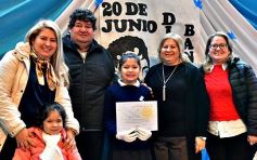 Foto de la galería: Emotiva ceremonia de promesa de lealtad a la Bandera en el Colegio del Carmen