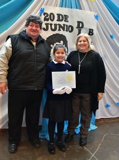 Foto de la galería: Emotiva ceremonia de promesa de lealtad a la Bandera en el Colegio del Carmen