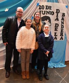 Foto de la galería: Emotiva ceremonia de promesa de lealtad a la Bandera en el Colegio del Carmen