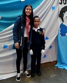 Foto de la galería: Emotiva ceremonia de promesa de lealtad a la Bandera en el Colegio del Carmen