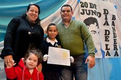 Foto de la galería: Emotiva ceremonia de promesa de lealtad a la Bandera en el Colegio del Carmen