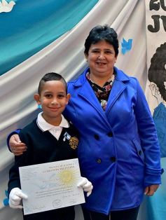 Foto de la galería: Emotiva ceremonia de promesa de lealtad a la Bandera en el Colegio del Carmen