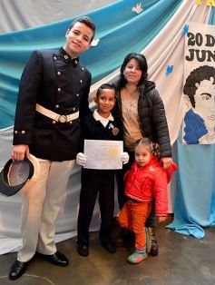 Foto de la galería: Emotiva ceremonia de promesa de lealtad a la Bandera en el Colegio del Carmen