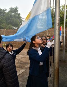 Foto de la galería: Emotiva ceremonia de promesa de lealtad a la Bandera en el Colegio del Carmen