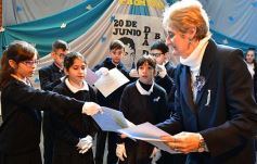 Foto de la galería: Emotiva ceremonia de promesa de lealtad a la Bandera en el Colegio del Carmen