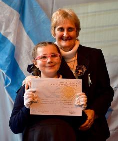 Foto de la galería: Emotiva ceremonia de promesa de lealtad a la Bandera en el Colegio del Carmen