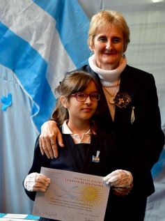 Foto de la galería: Emotiva ceremonia de promesa de lealtad a la Bandera en el Colegio del Carmen