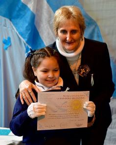 Foto de la galería: Emotiva ceremonia de promesa de lealtad a la Bandera en el Colegio del Carmen