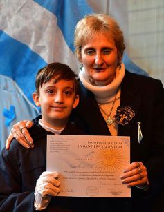 Foto de la galería: Emotiva ceremonia de promesa de lealtad a la Bandera en el Colegio del Carmen