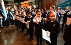 Foto de la galería: Emotiva ceremonia de promesa de lealtad a la Bandera en el Colegio del Carmen
