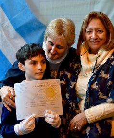 Foto de la galería: Emotiva ceremonia de promesa de lealtad a la Bandera en el Colegio del Carmen