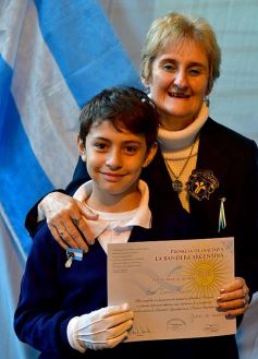 Foto de la galería: Emotiva ceremonia de promesa de lealtad a la Bandera en el Colegio del Carmen