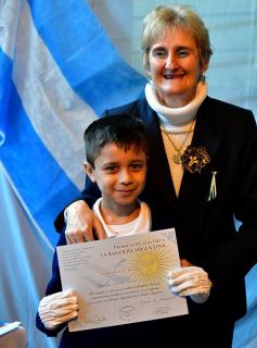 Foto de la galería: Emotiva ceremonia de promesa de lealtad a la Bandera en el Colegio del Carmen