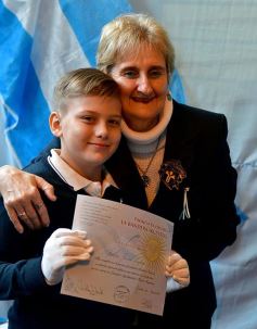 Foto de la galería: Emotiva ceremonia de promesa de lealtad a la Bandera en el Colegio del Carmen