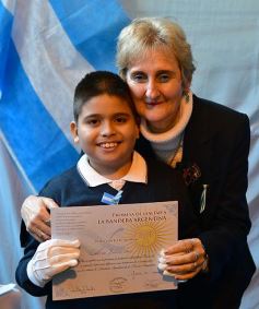 Foto de la galería: Emotiva ceremonia de promesa de lealtad a la Bandera en el Colegio del Carmen