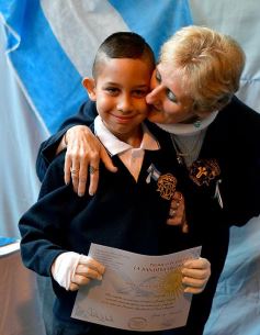 Foto de la galería: Emotiva ceremonia de promesa de lealtad a la Bandera en el Colegio del Carmen