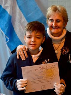 Foto de la galería: Emotiva ceremonia de promesa de lealtad a la Bandera en el Colegio del Carmen