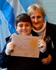 Foto de la galería: Emotiva ceremonia de promesa de lealtad a la Bandera en el Colegio del Carmen