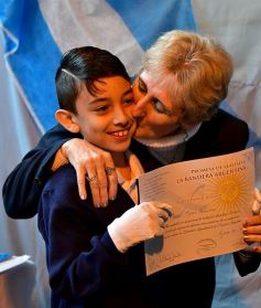 Foto de la galería: Emotiva ceremonia de promesa de lealtad a la Bandera en el Colegio del Carmen