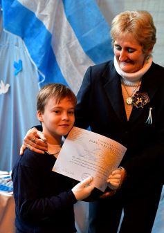 Foto de la galería: Emotiva ceremonia de promesa de lealtad a la Bandera en el Colegio del Carmen