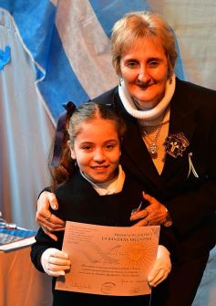 Foto de la galería: Emotiva ceremonia de promesa de lealtad a la Bandera en el Colegio del Carmen