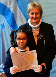 Foto de la galería: Emotiva ceremonia de promesa de lealtad a la Bandera en el Colegio del Carmen