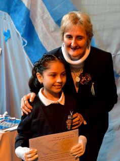 Foto de la galería: Emotiva ceremonia de promesa de lealtad a la Bandera en el Colegio del Carmen