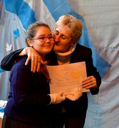 Foto de la galería: Emotiva ceremonia de promesa de lealtad a la Bandera en el Colegio del Carmen