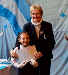 Foto de la galería: Emotiva ceremonia de promesa de lealtad a la Bandera en el Colegio del Carmen