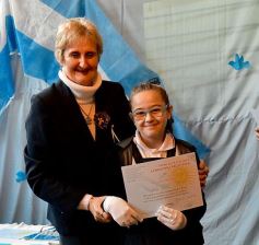 Foto de la galería: Emotiva ceremonia de promesa de lealtad a la Bandera en el Colegio del Carmen