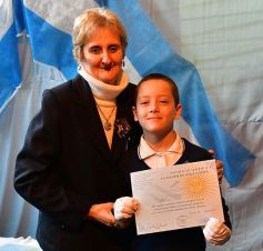 Foto de la galería: Emotiva ceremonia de promesa de lealtad a la Bandera en el Colegio del Carmen